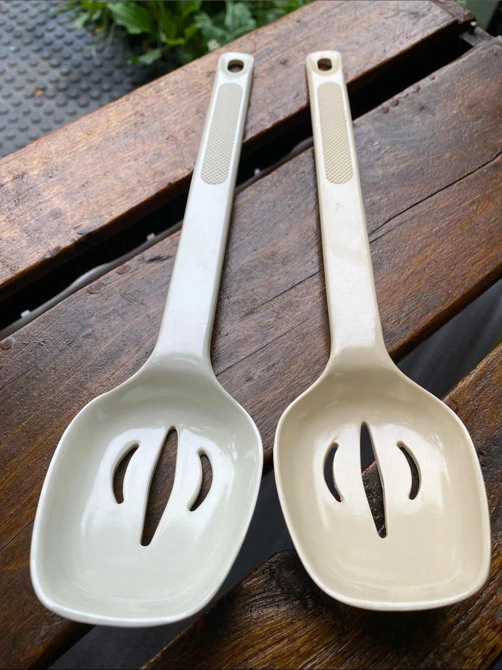 Vtg A-Bee Syndicate Neutral Cream & White Teardrop Slotted Spoons - Set of 2 USA